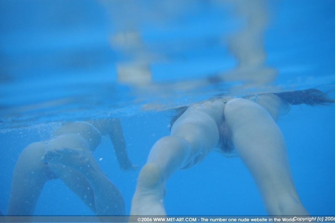 Голые пловчихи под водой