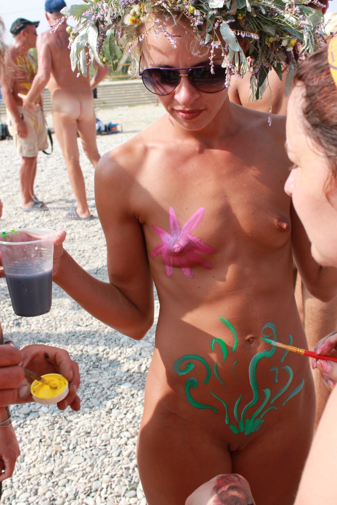 Боди арт на нудистком пляже