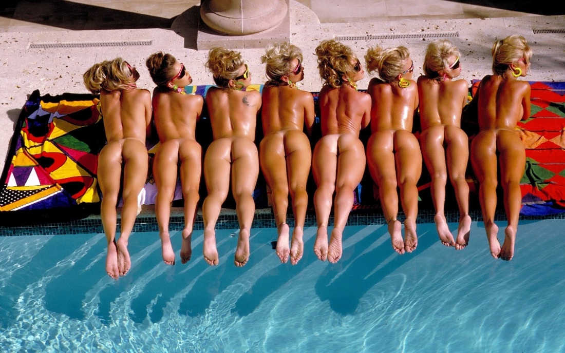 Много голых попок женщин