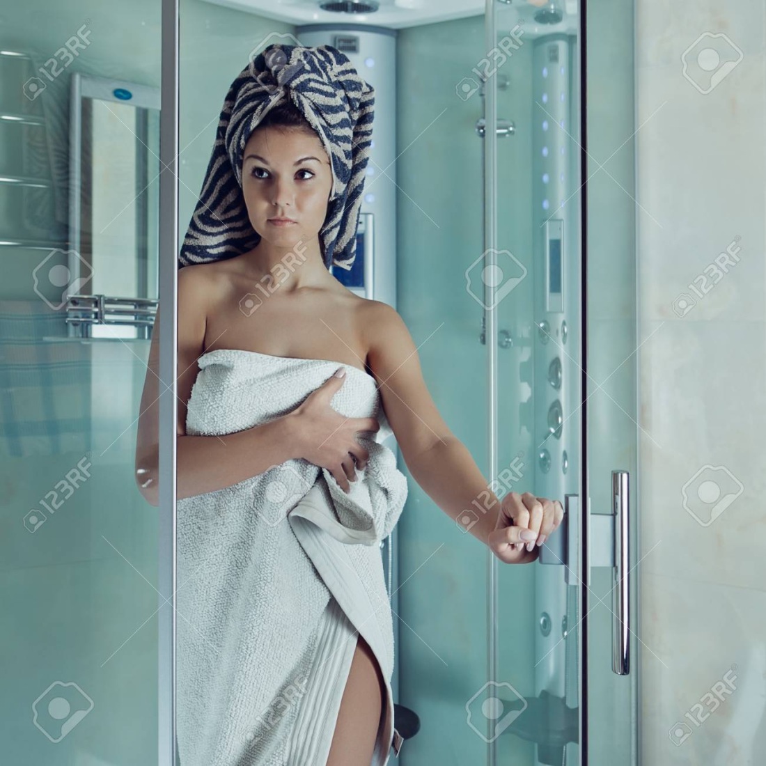 Девушка после душа в халате