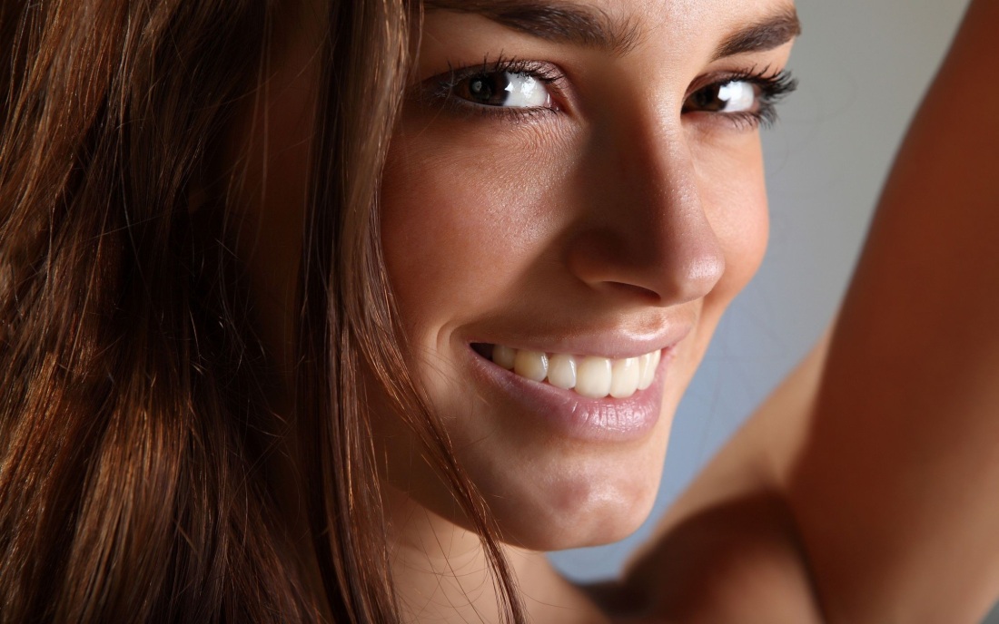 Девушки откровенно позируют