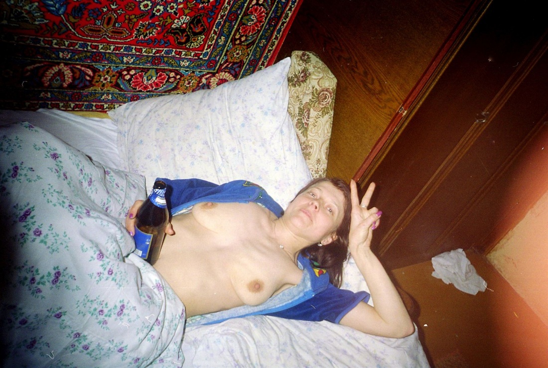 Пьяные голые девки без трусов