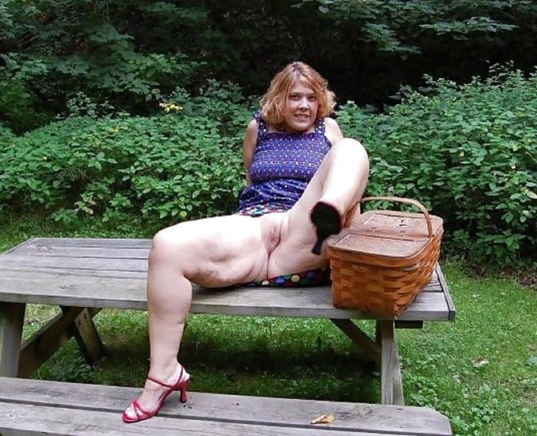 Старая женщина голая в огороде