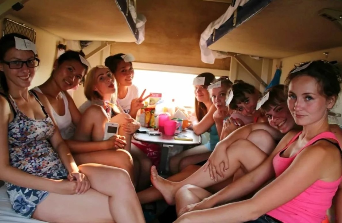 Красивые девушки в поезде