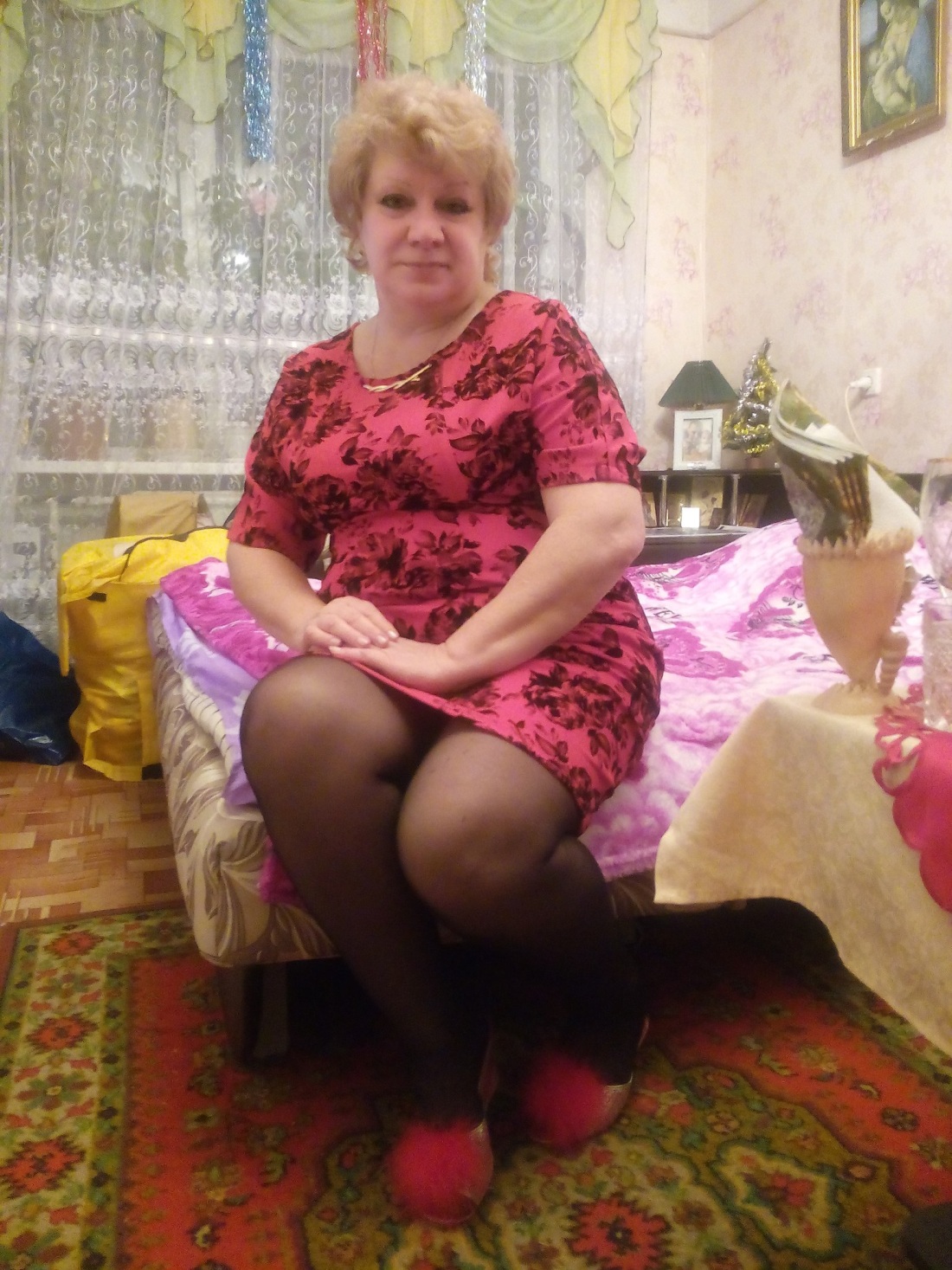Толстая тетка в мини юбке