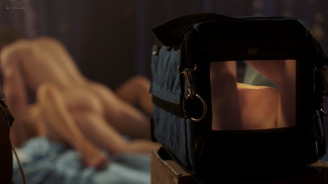 Maggie Gyllenhaal в Deuce постельная сцена