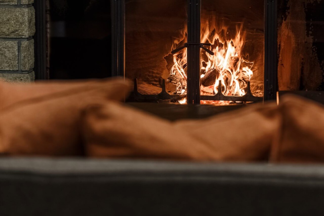 Голая блондинка у камина