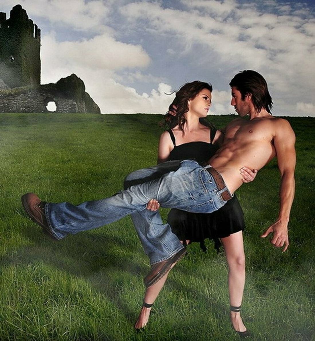 Женщина несет мужчину