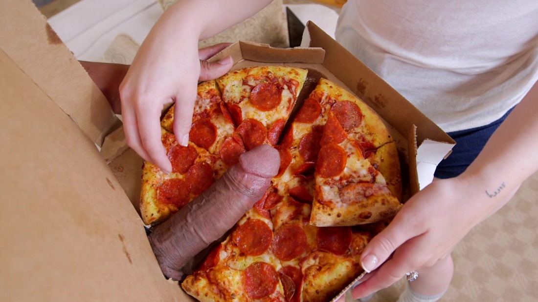 Жена отсосала в коридоре