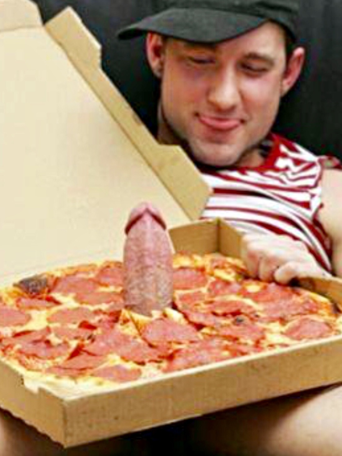 Девушка ест пиццу