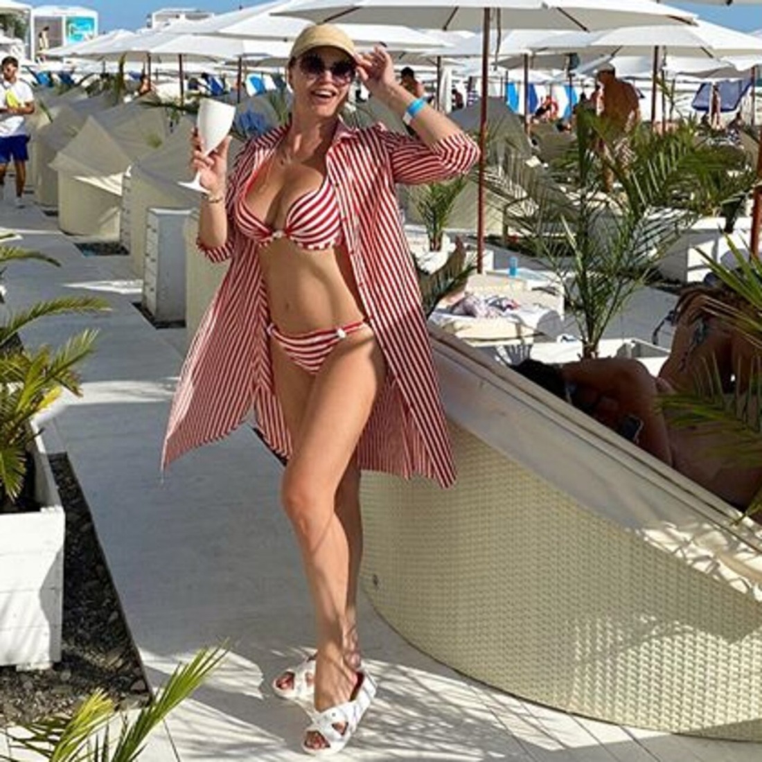 Алла Довлатова в купальнике