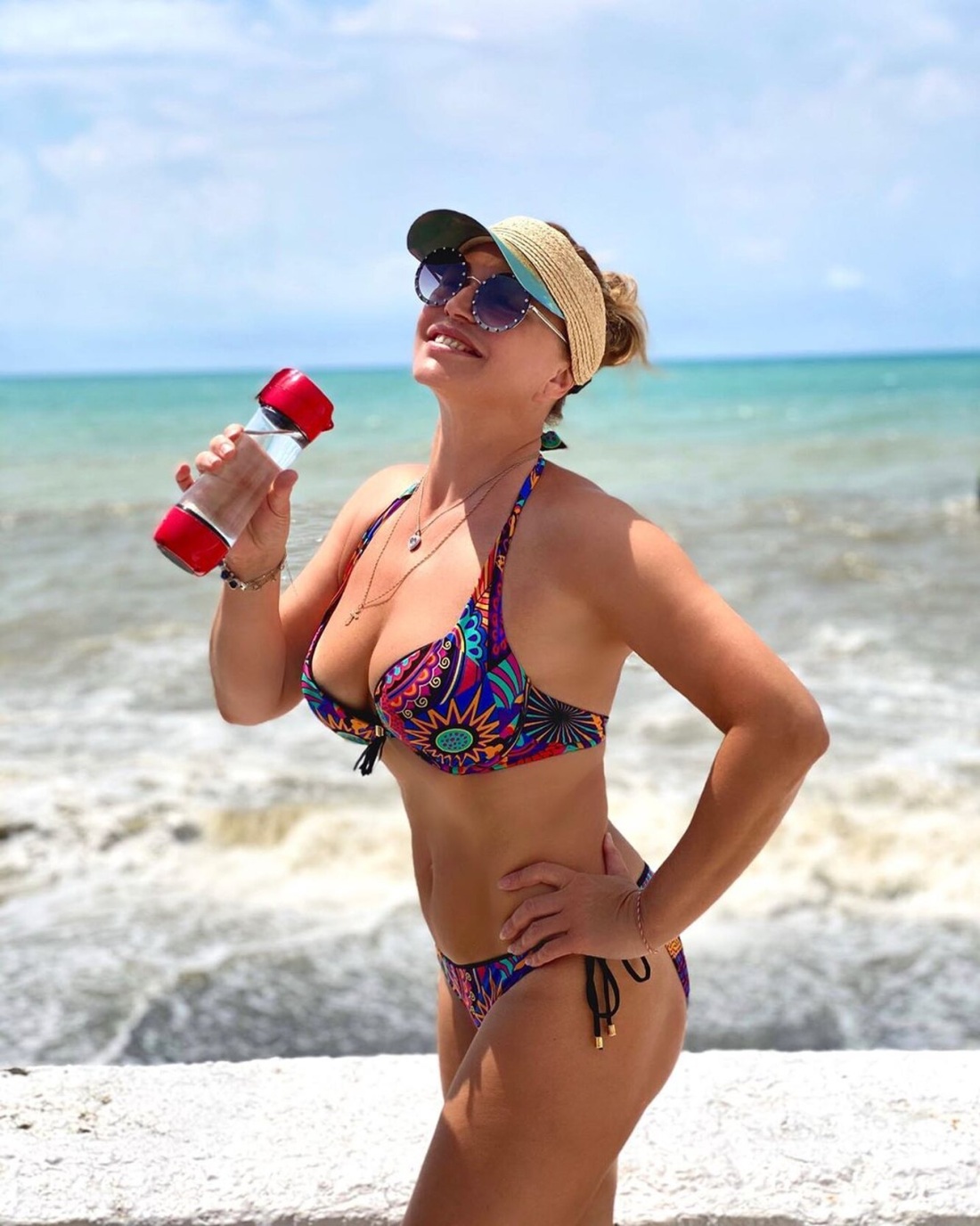 Алла Довлатова в купальнике