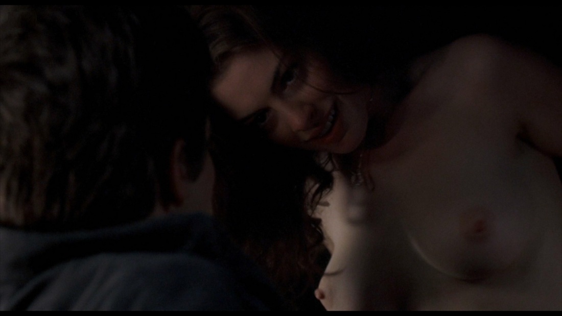 Энн Хэтэуэй Крэйзи 2005 голая