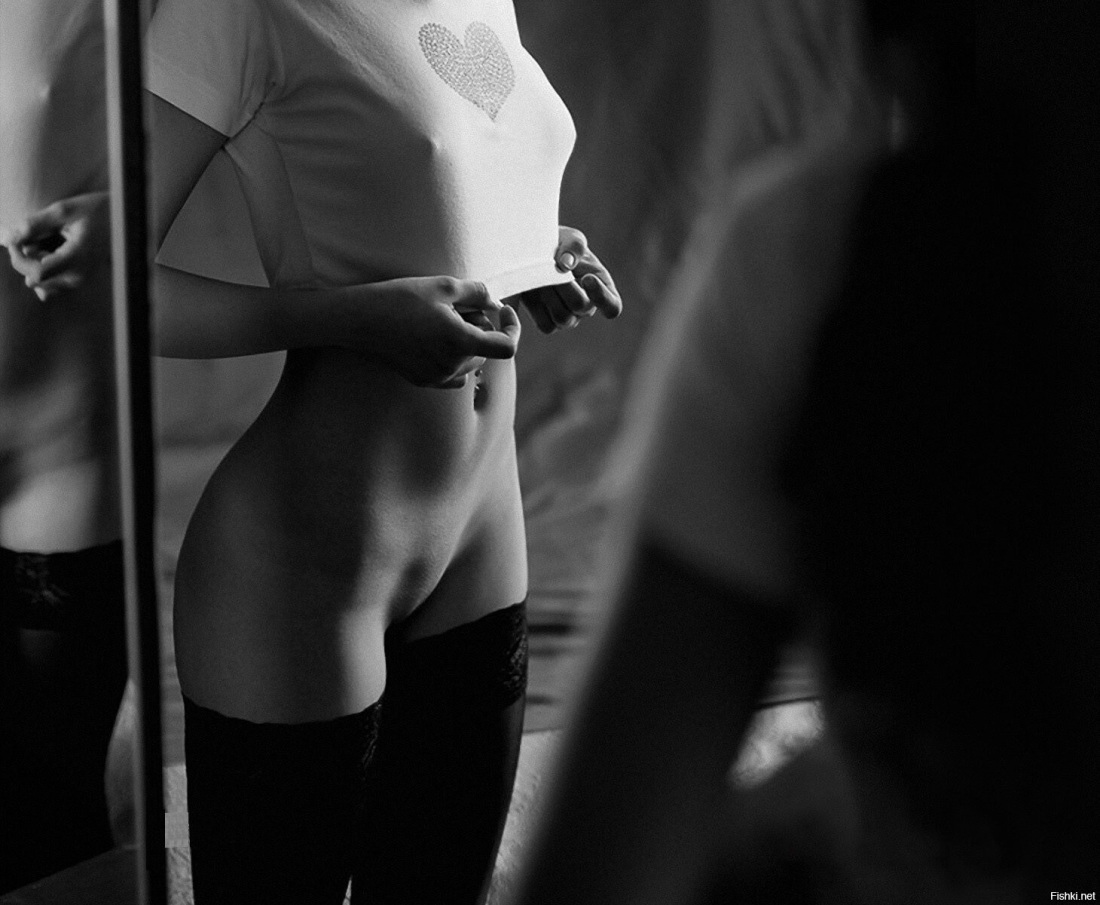 Девушки раздеваются черно бел