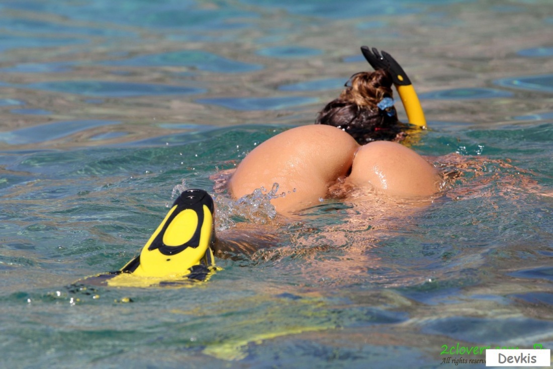 Голая женщина в ластах