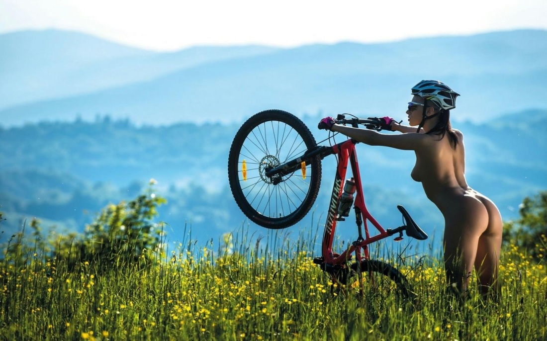 Голые женщины на велосипеде