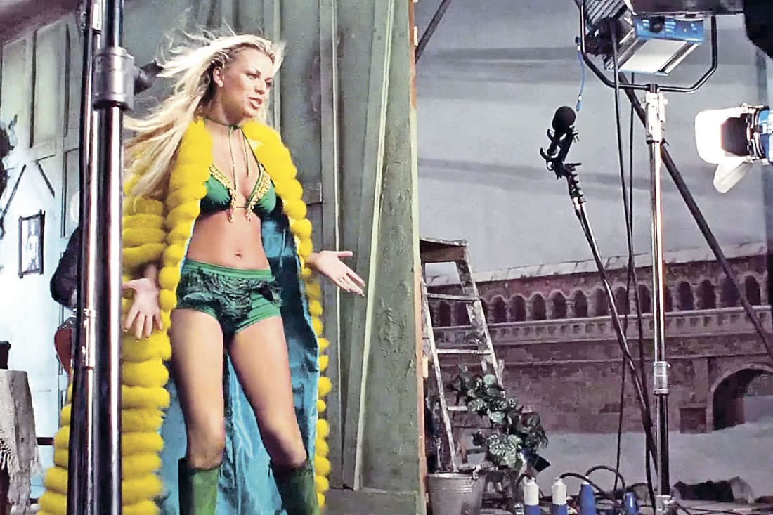 Голая Monika Fox показывает попу