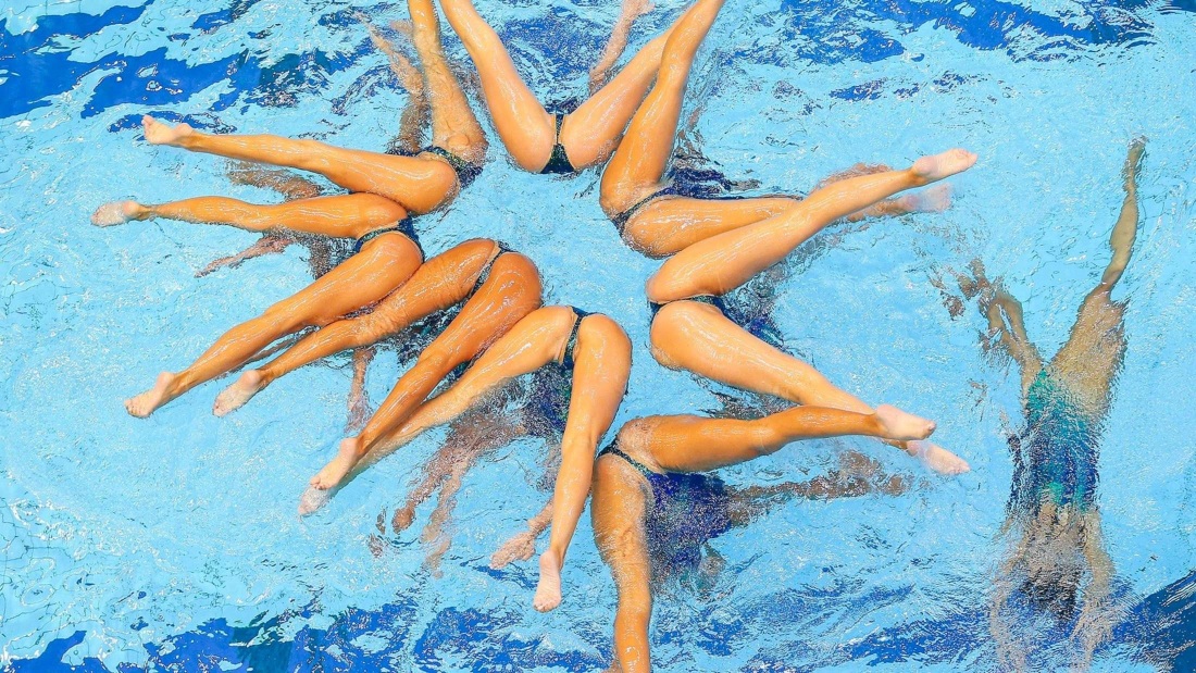 Голые спортсменки в бассейне