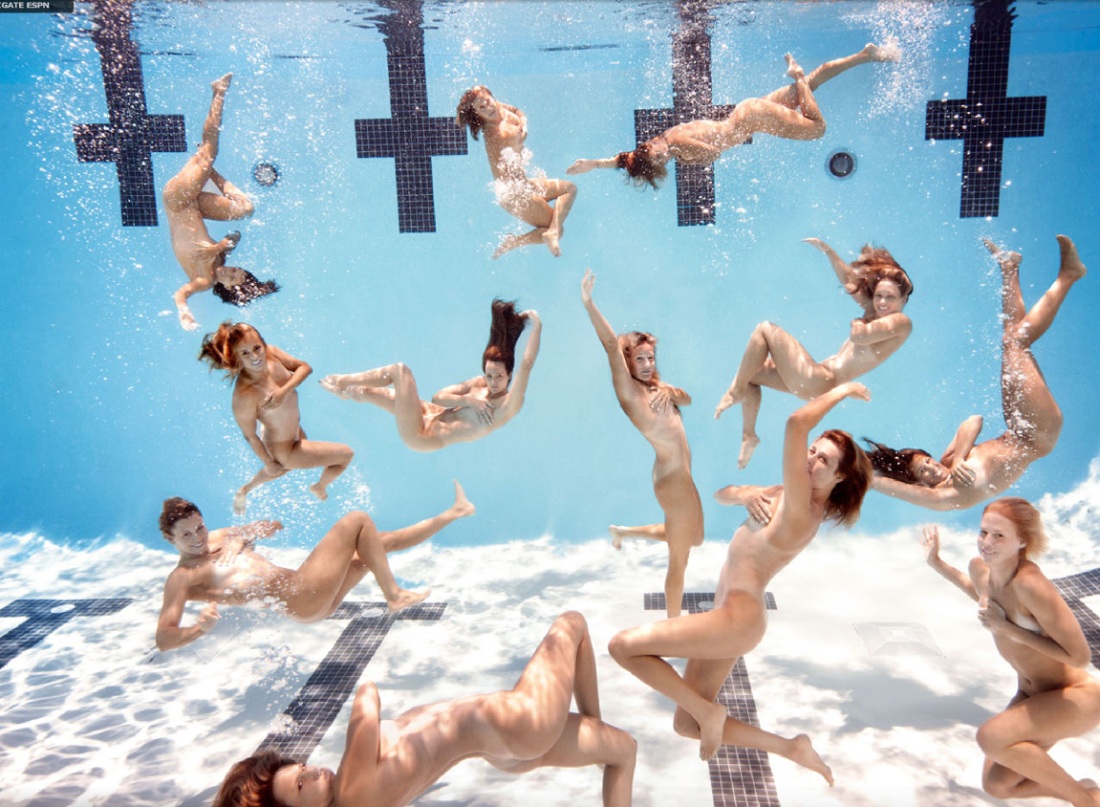 Плавание нагишом в бассейне