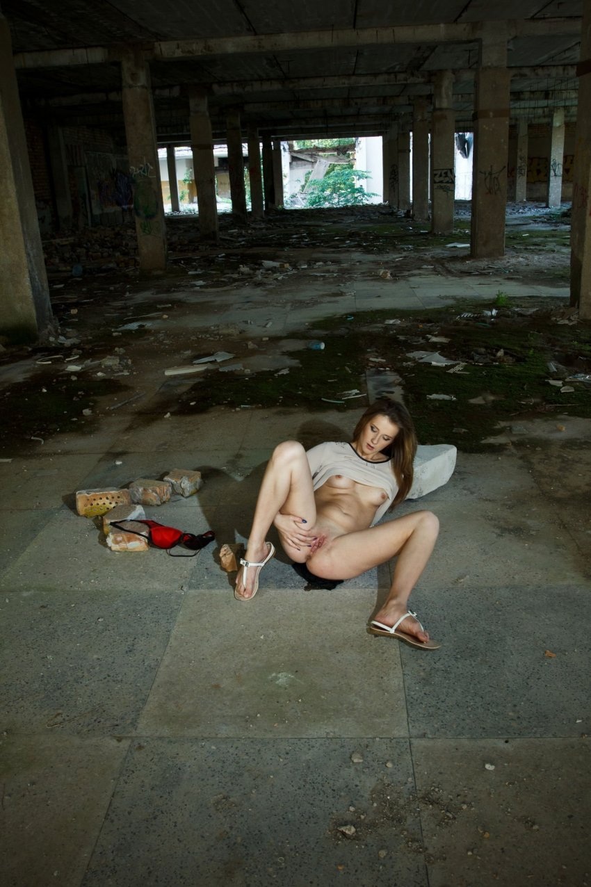 Без трусиков в заброшенном