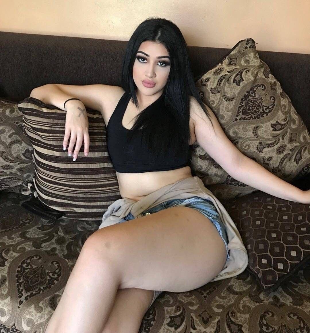 Зрелые грузинки в чулках без трусов