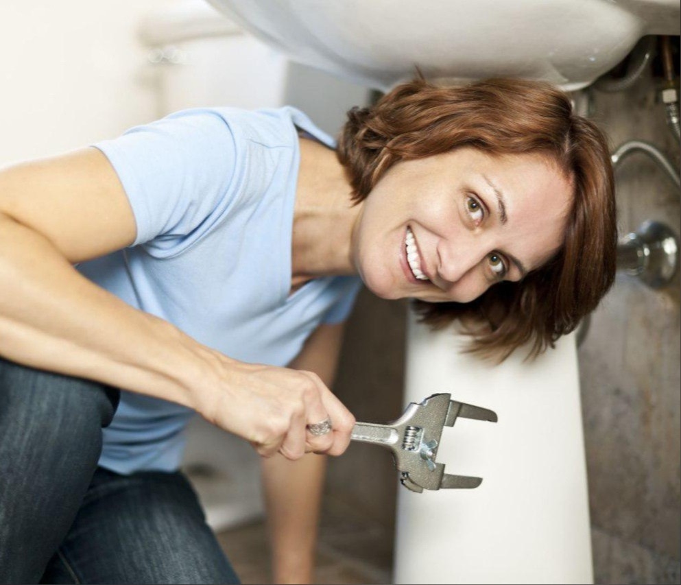 Человек у раковины