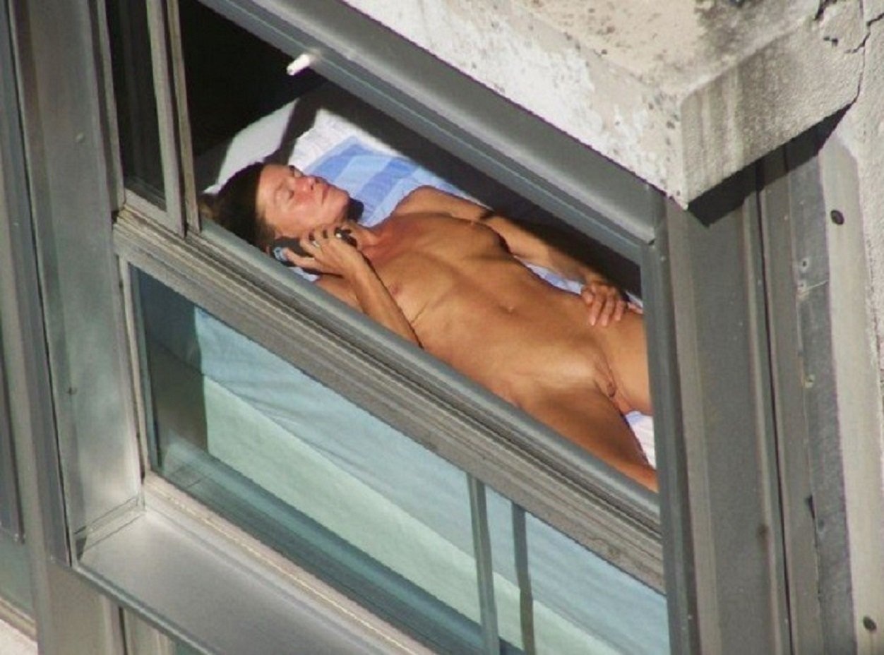 голые мужчины в окне фото 11