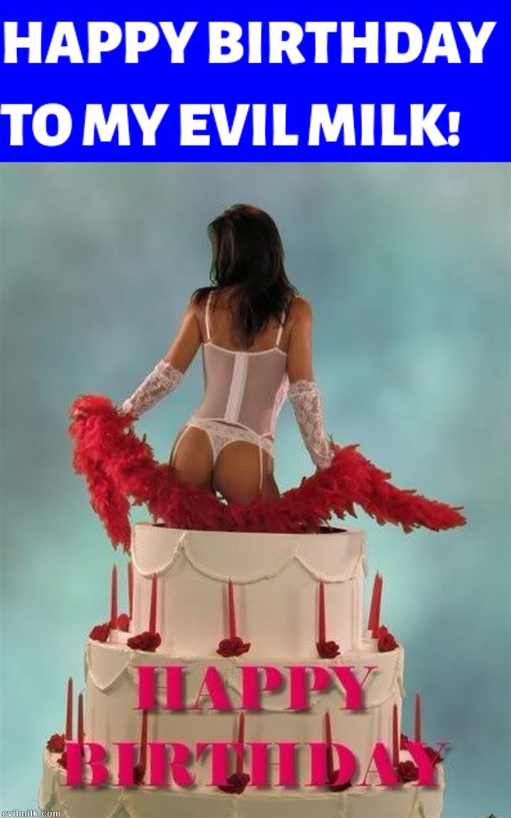 Взбитые сливки на девушке