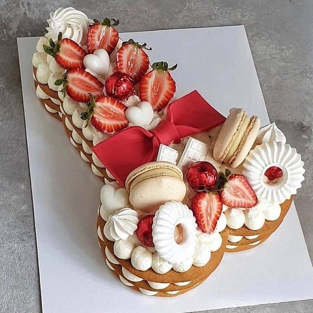 Клубника со сливками девушка