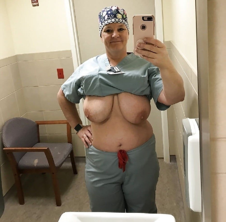Бабуля разделась селфи