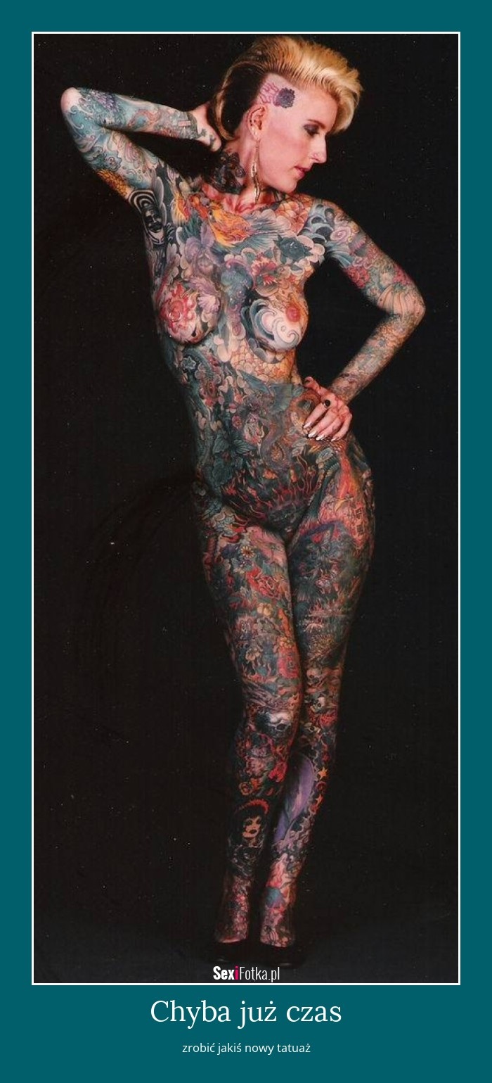 Голое женское тело в татуировках