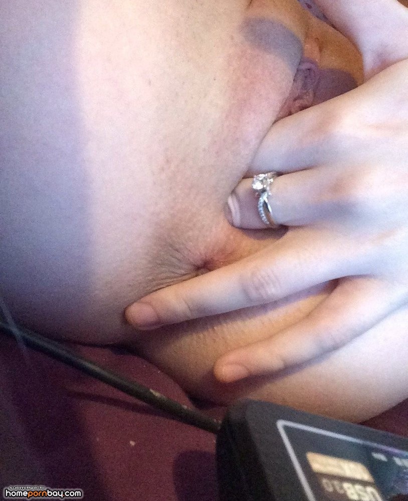 Раздвинула ножки перед камерой