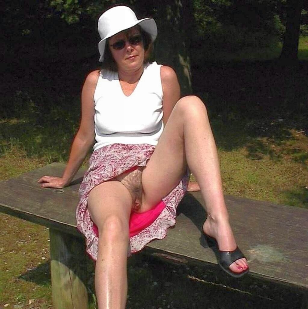 Зрелые в мини юбке секси