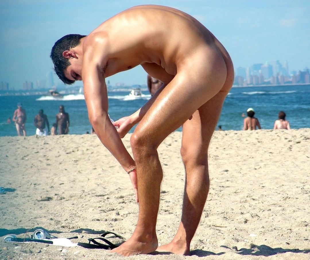 Мужчины без трусов на пляже