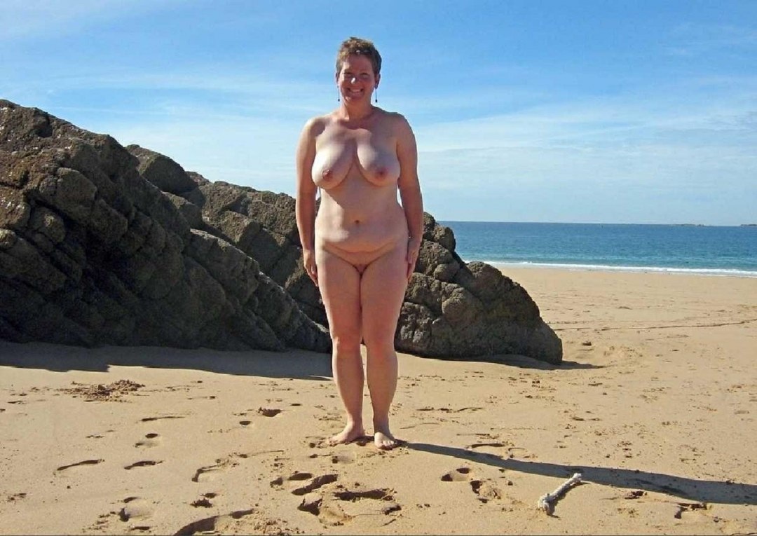 Голые пышные женщины на пляже