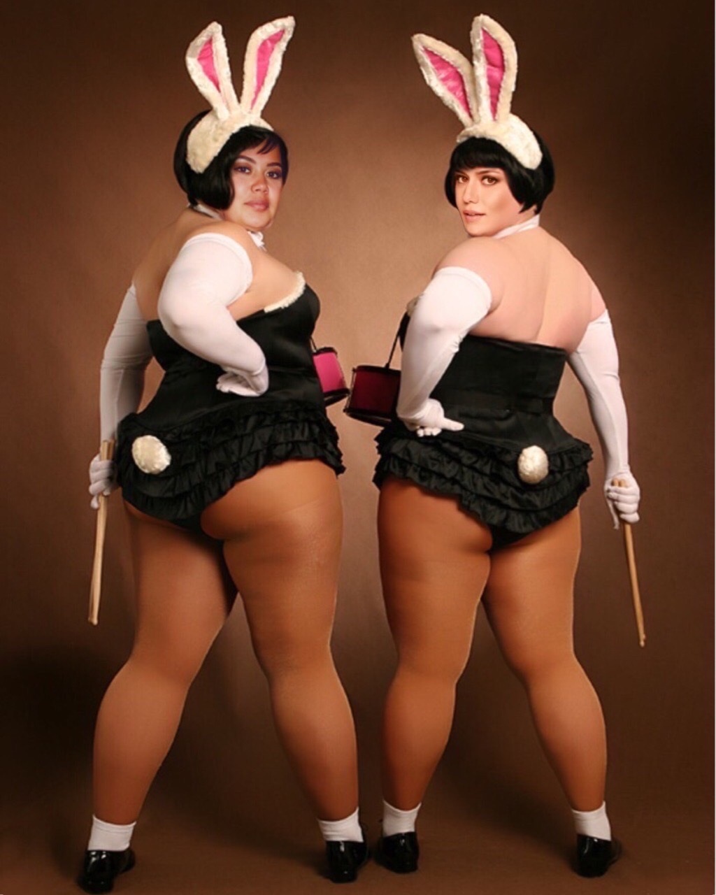 Две толстушки