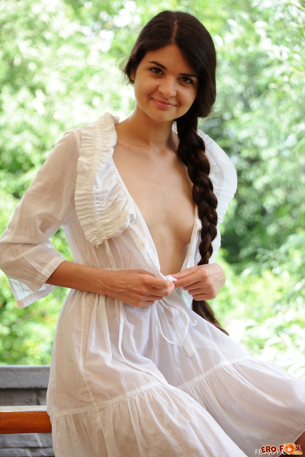 Обнажила грудь в сарафане