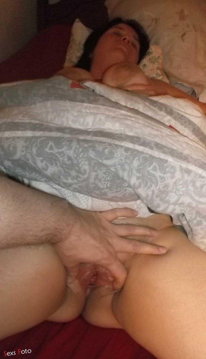 Трах в волосатую киску не снимая трусиков