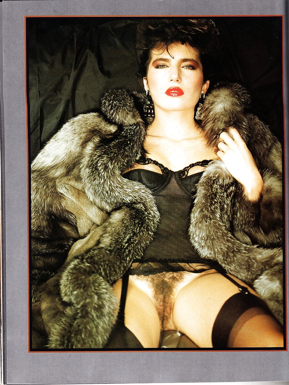 Голые женщины в меховых шубах ретро