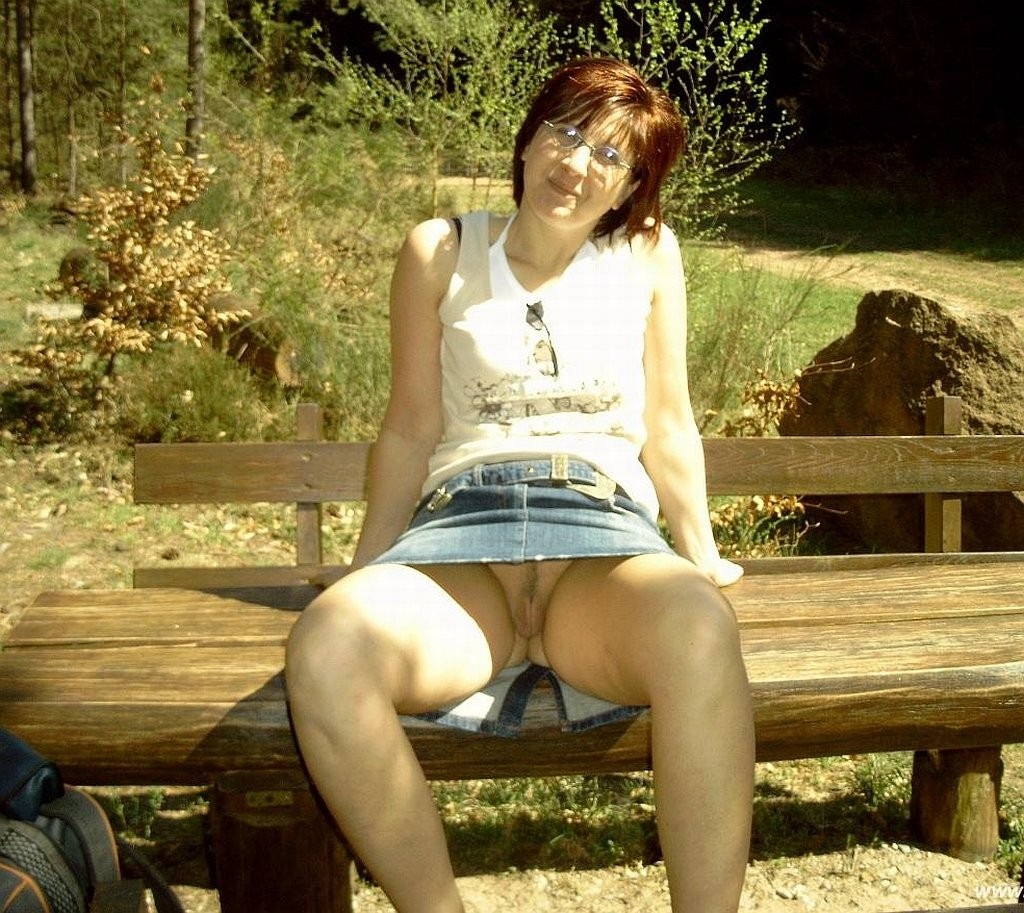 Девушки в юбках без трусиков