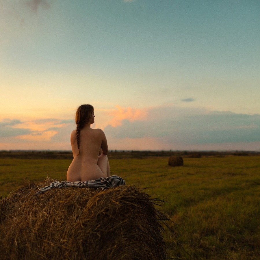 Эротическая фотосессия в поле