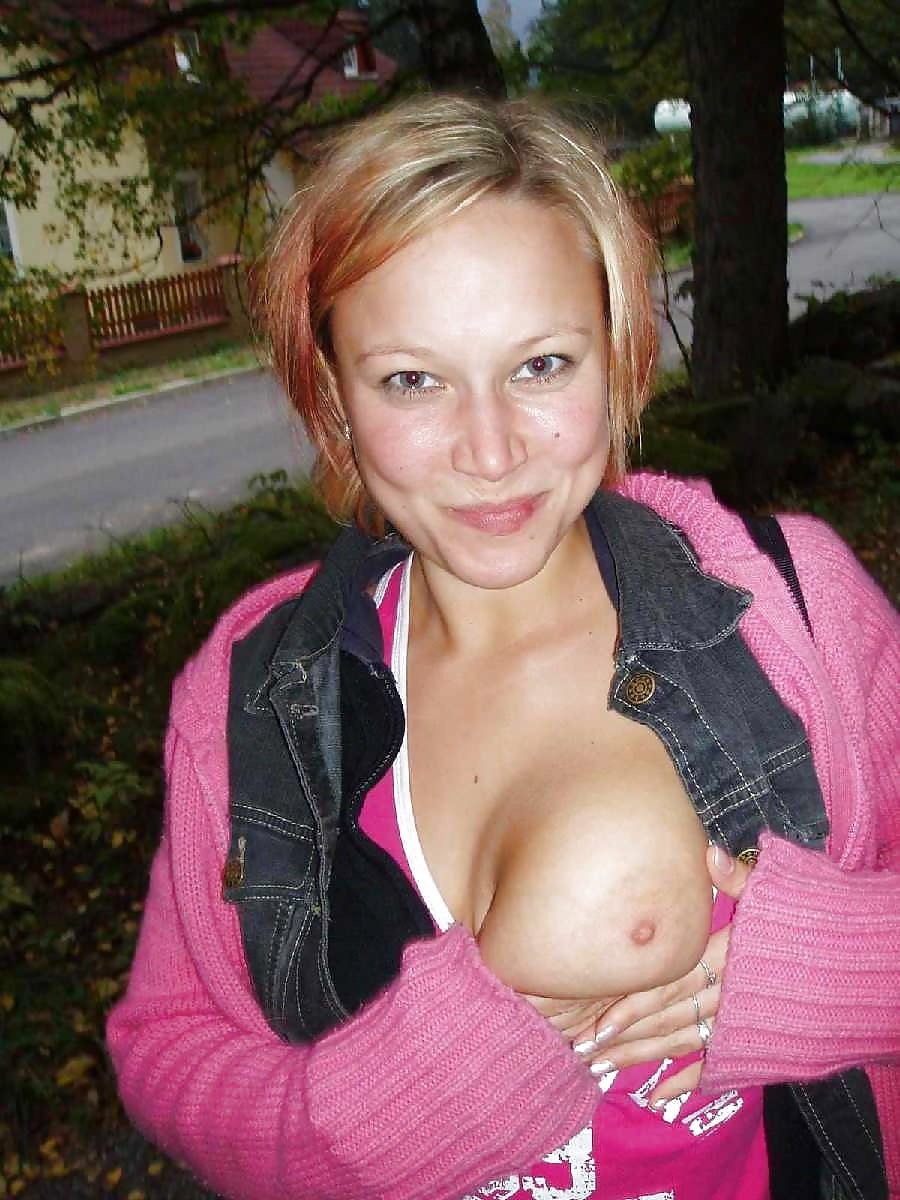 Взрослые женщины показывают сиськи на улице