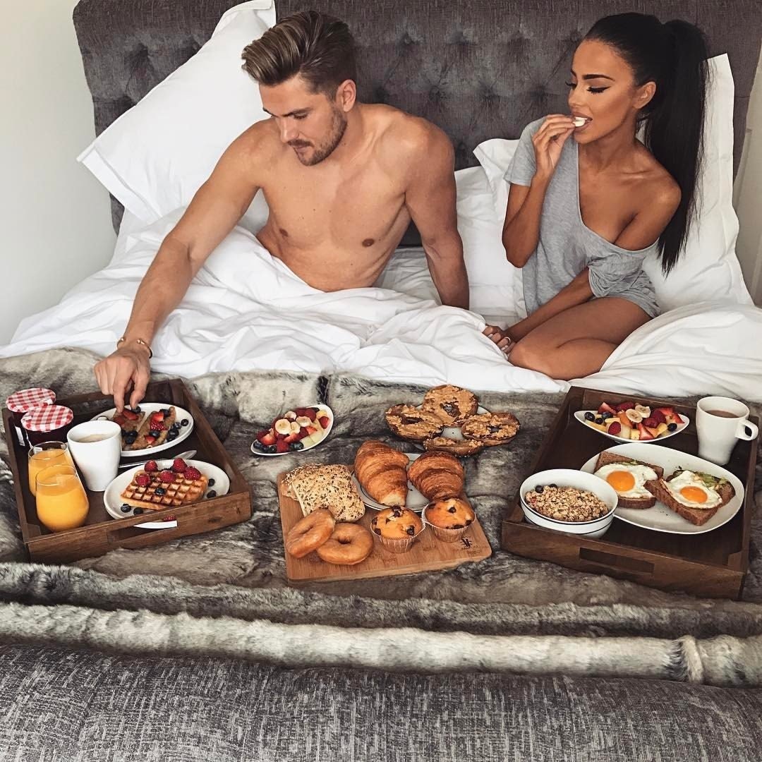 Девушка пьет чай