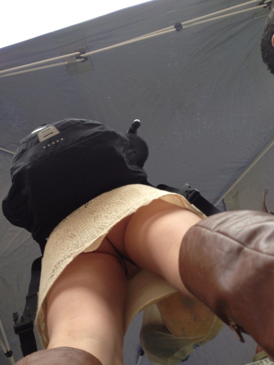 Подглядывание под юбку