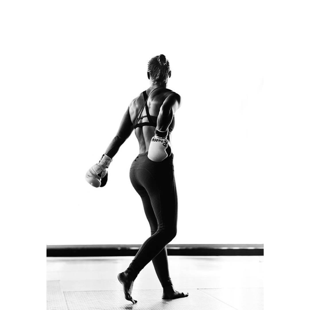 Ронда Роузи уши