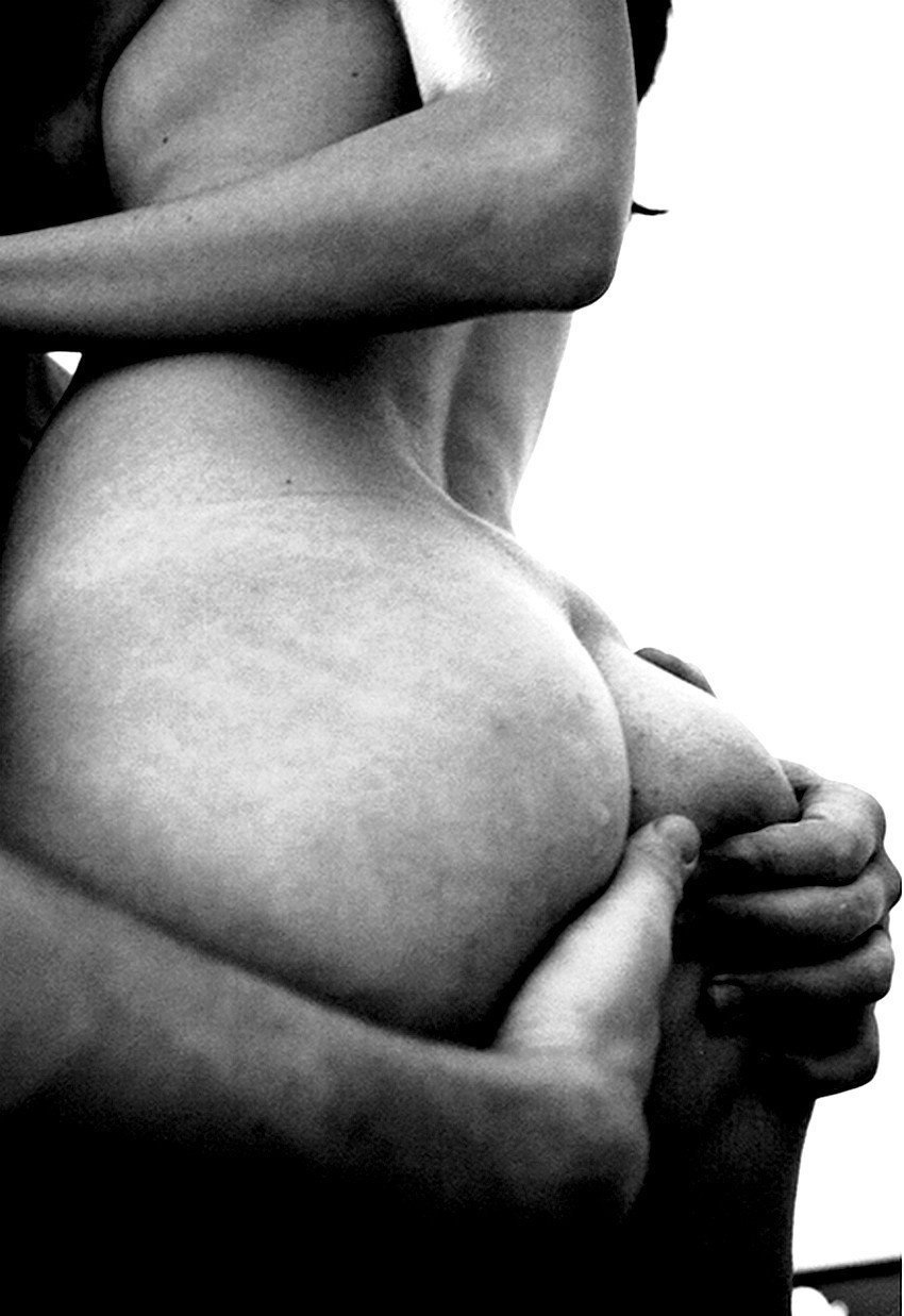 Голый мужчина обнимает голую женщину