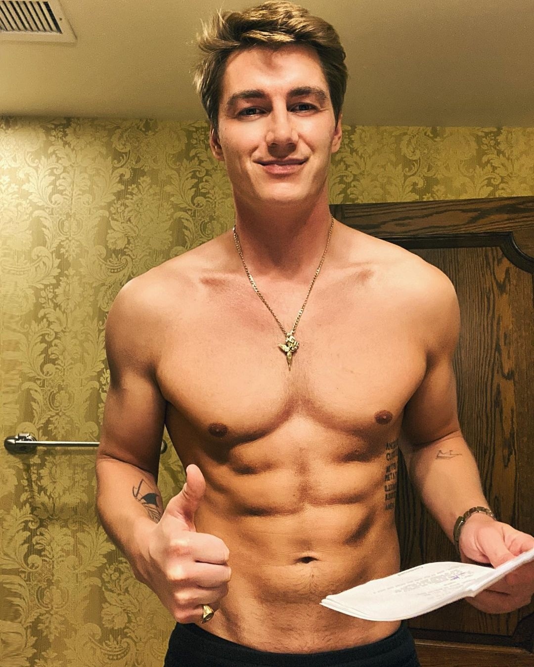 Томас Хиддлстон голый