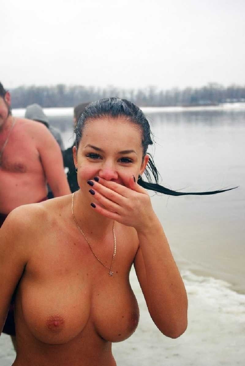 Голые женщины в холодной воде зимой