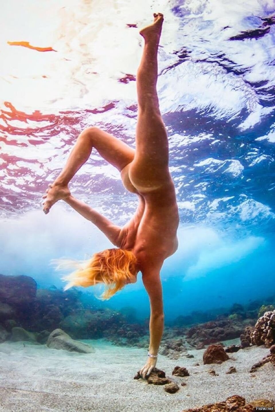 Джулия гилас в бассейне голая