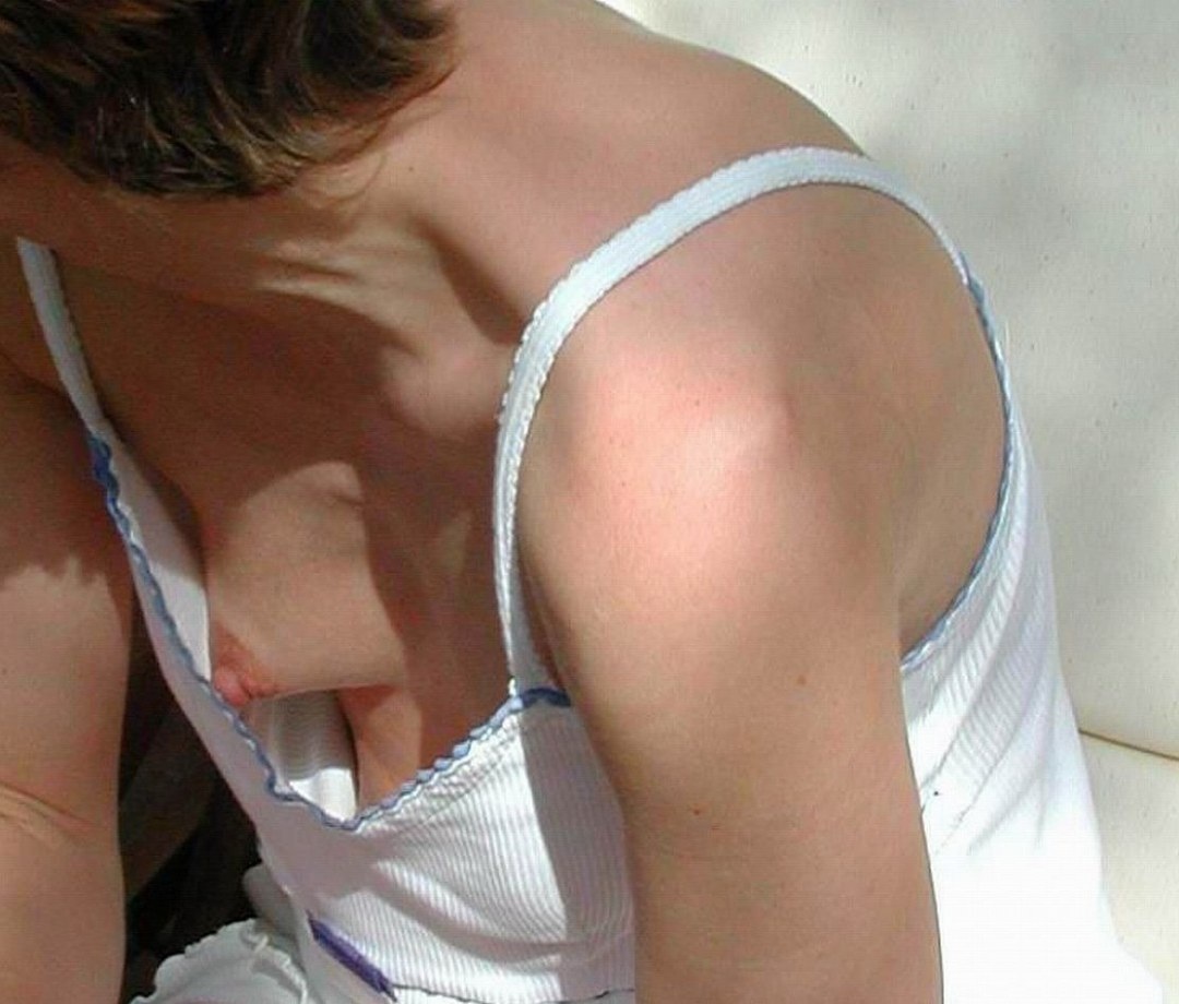 Засветила маленькую грудь